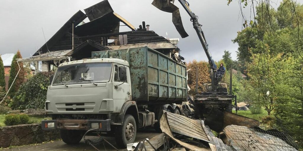 Вывоз мусора после пожара с утилизацией в Урае в октябре