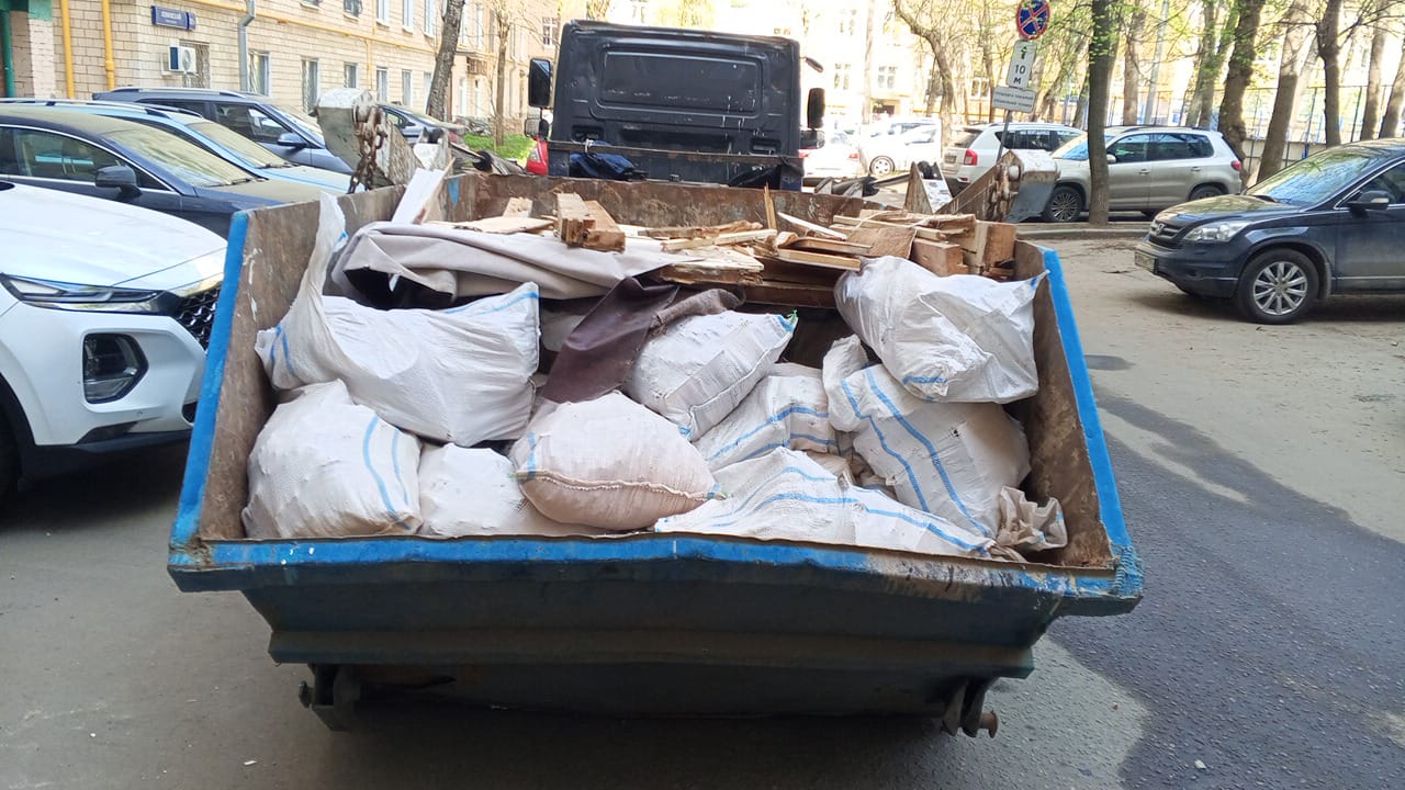 Вывоз мусора из магазина в Урае в октябре
