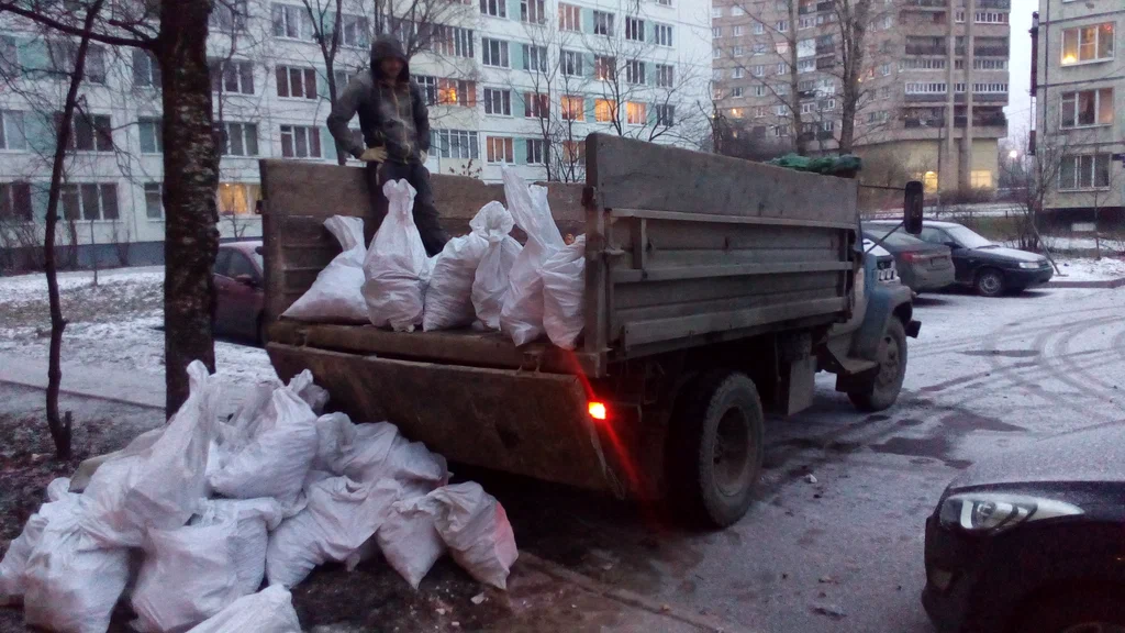 Вывоз мусора в мешках в Урае в октябре