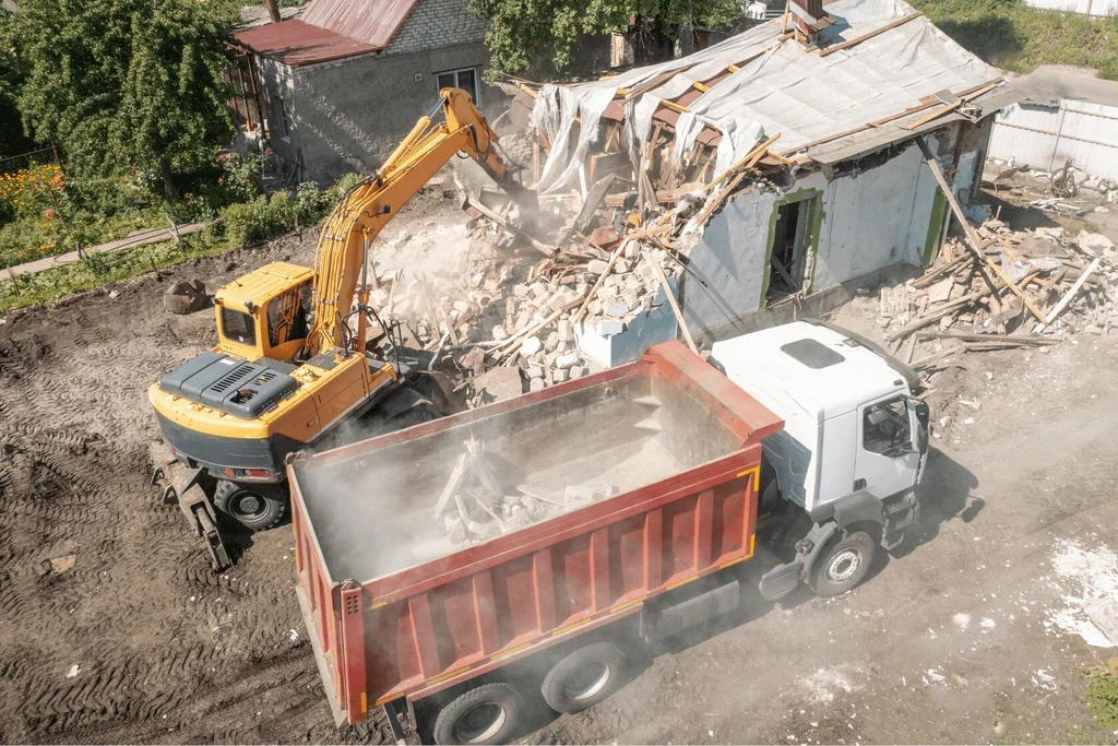 Вывоз мусора после сноса зданий с выездом в Урае в октябре