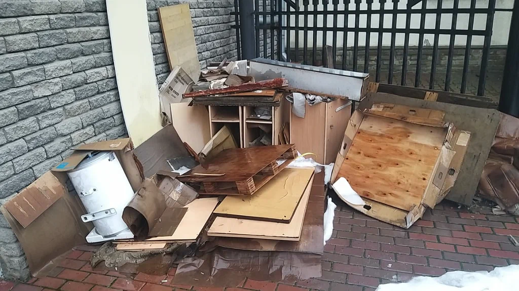 Вывоз старой мебели в Урае — недорого, с грузчиками, цены от 2501 руб | ПроМусор