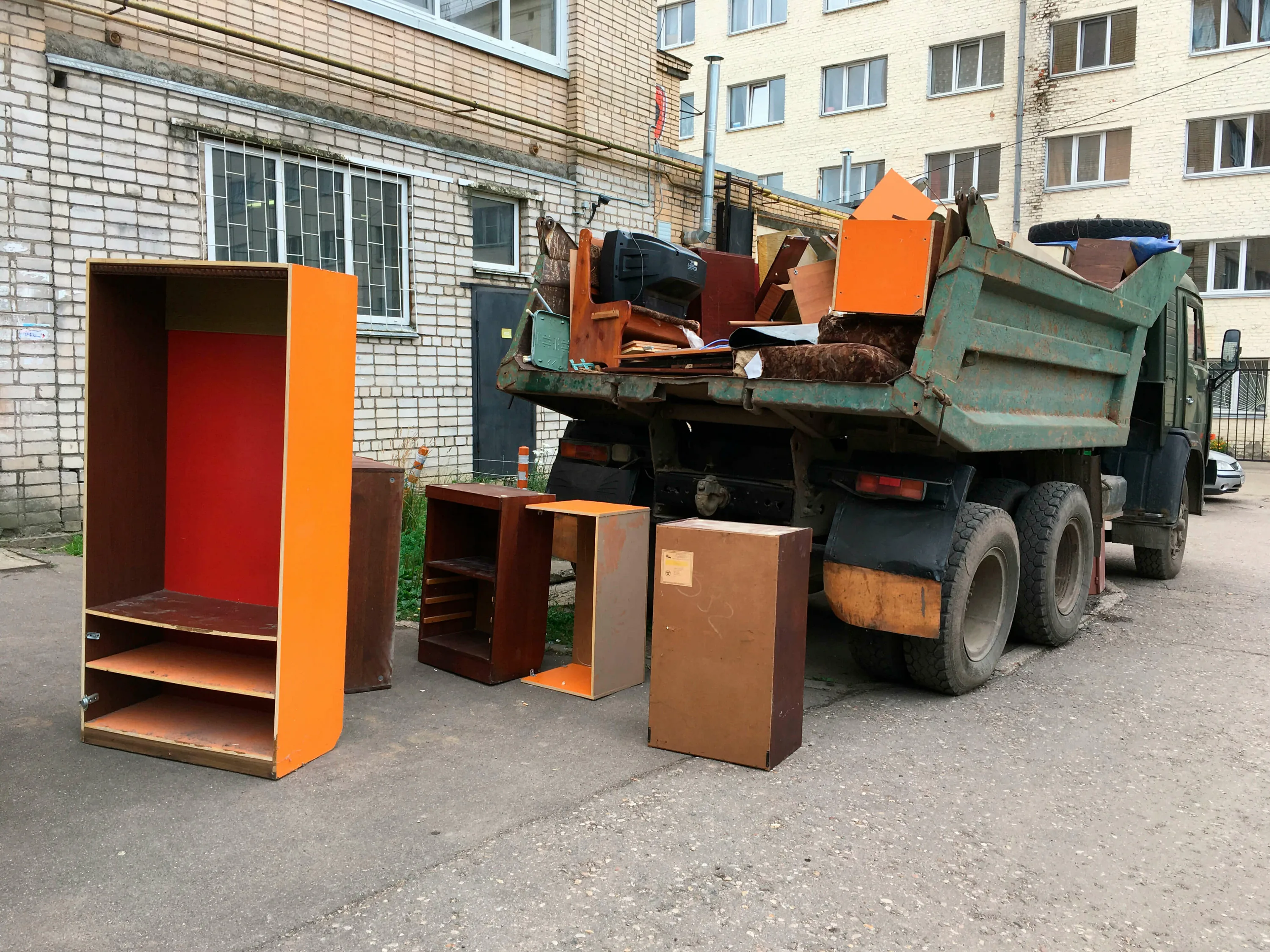 Утилизация старой мебели с вывозом и разбором в Урае в октябре