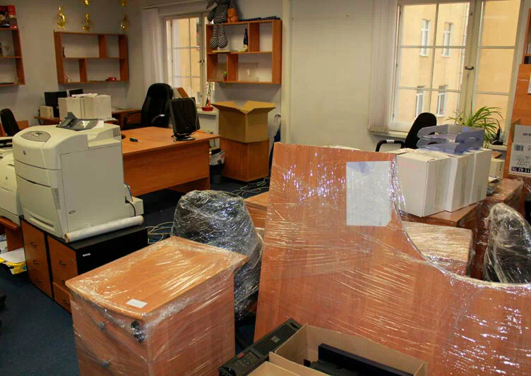 Вывоз старой офисной мебели в Урае в октябре