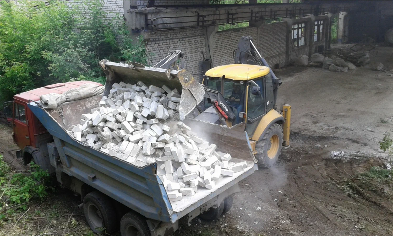 Вывоз кирпичного боя и битого кирпича в Урае от ПроМусор цена от 2762 руб., сдать и утилизировать кирпичный лом