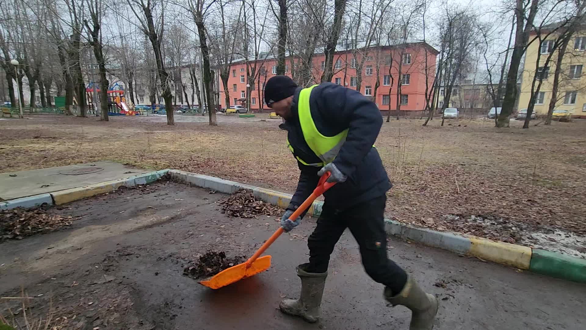 Уборка территорий в Урае в октябре