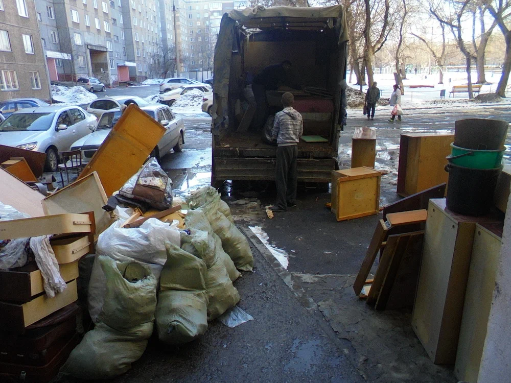 Вывоз мусора из подвала с утилизацией в Урае в октябре
