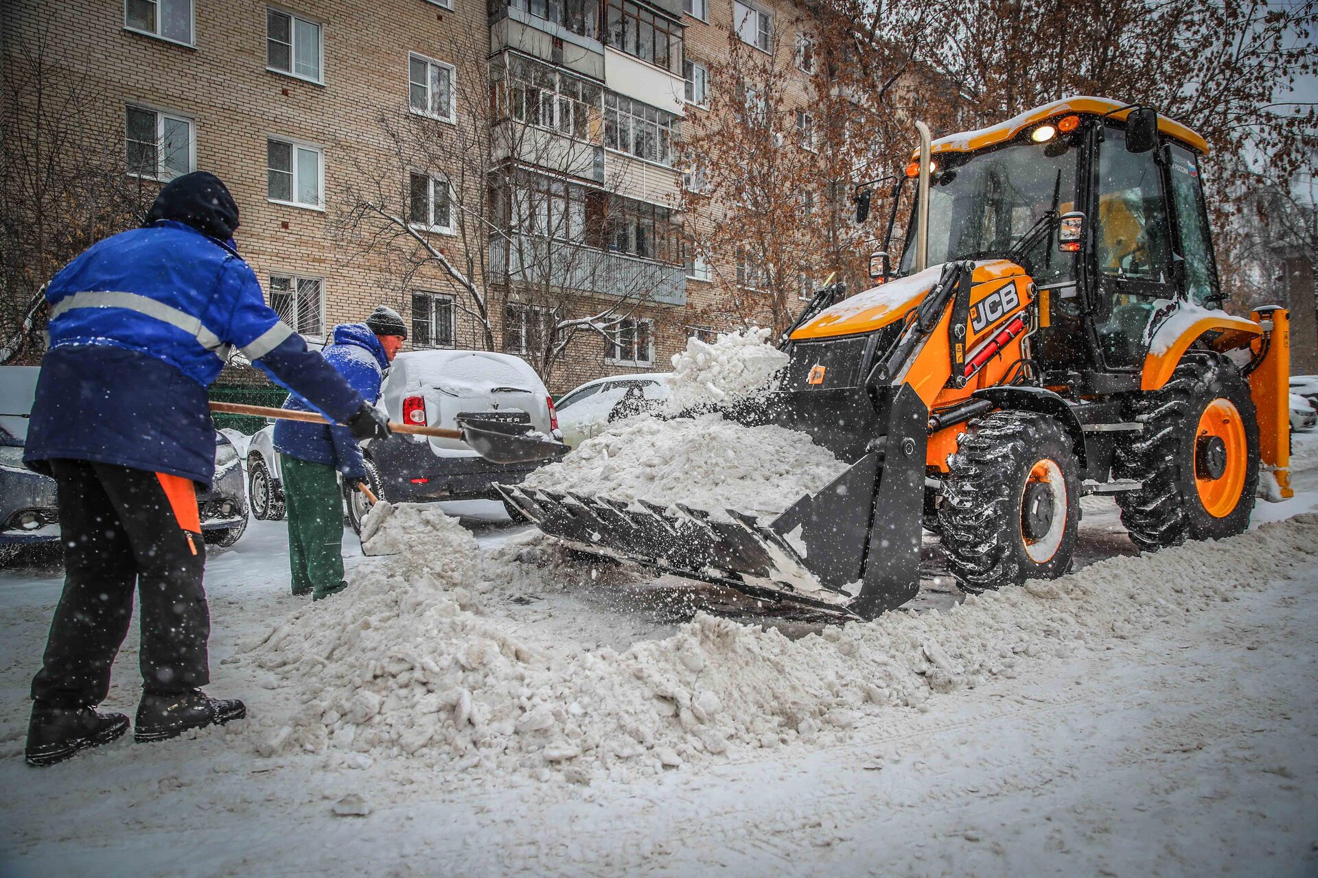 Очистка дворов от снега и наледи в Урае — уборка снега, трактор и ручная, цены от 521 руб. | ПроМусор