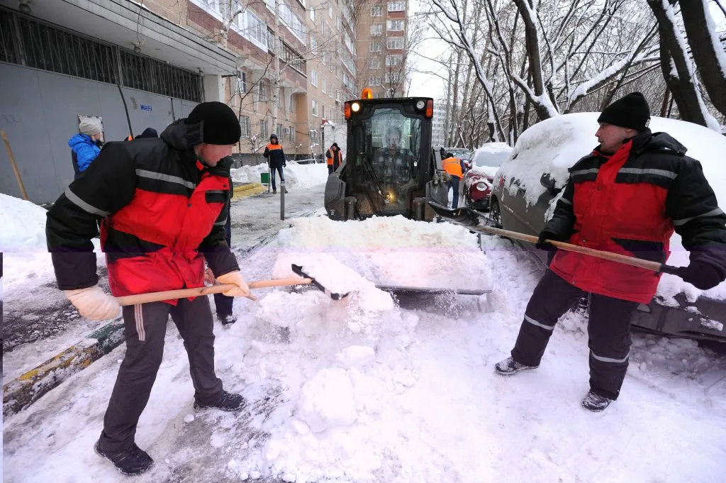 Очистка дворов от снега с гарантией результата в Урае в октябре