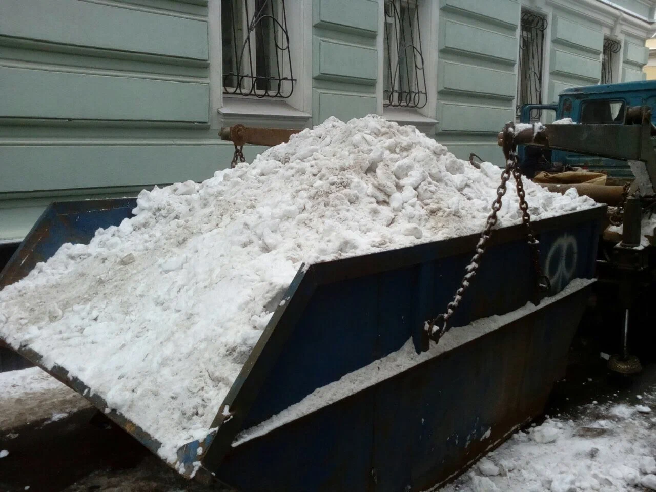 Вывоз снега контейнерами в Урае в октябре