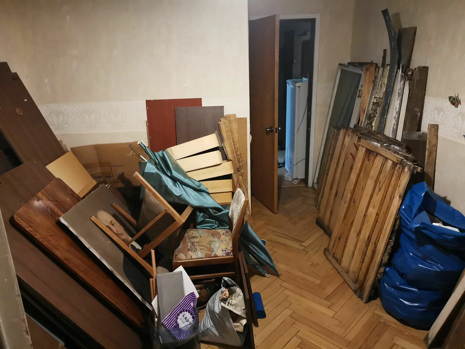 Демонтаж мебели с вывозом и утилизацией в Урае в октябре